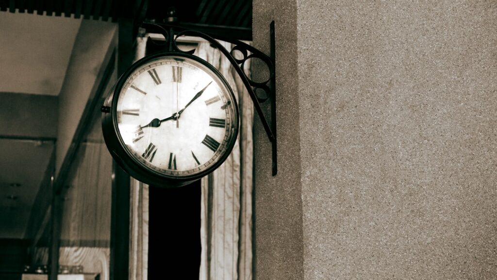black round analog wall clock at 10 00